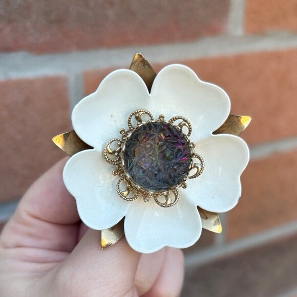 Sarah Coventry White Dogwood Enameled Metal Flower Watermelon Stone Brooch - Picture 6 of 6